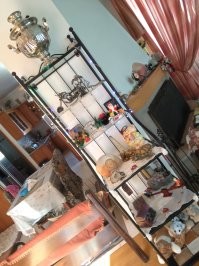 Нашла эту этажерку рядом с помойкой. Чугунная. Все стеклянные полки целые. Не хватает только одного шарика на одной стойке. Разгрузила каминную полку от безделушек.