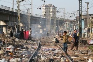 У этой роскоши есть изнанка. В Эмираты выгребают весь самый дешевый праворульный хлам из Японии, который даже наши не берут. Зачем? Почемучто..