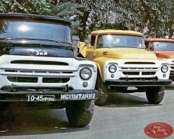 Тестировались разные цвета. Сочетание белого и голубого было выбрано, как самый заметный, при этом не раздражающий и непохожий на машины спецслужб. 
Все остальные версии - выдумка.