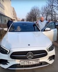 В Петербурге водитель “Мерседеса” перегородил тротуар и назвал пешеходов “нищебродами”