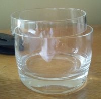 Такое действительно видела у подруги - вкруговую лопнул фужер для вина. А она Туда цветок посадила))