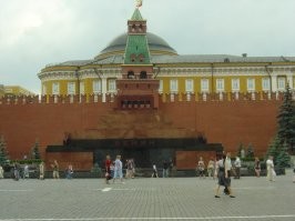 Мавзолей построен в двадцатом веке.
Стена за ним - в пятнадцатом.
Почти пол тысячелетия.