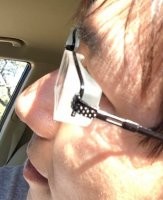 Просто интересно, минус сколько у него зрение? И как он с таким зрением ездит за рулем?