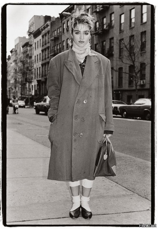 "...Уличный стиль. ..."
Ху...личный стиль, Автор!!! Слона то я и не приметил ???
Это  МАДОННА , а снимала её нью-йоркский фотограф субкультурных архетипов - Эми Арбус .