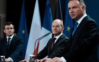 Макрон и Шольц валяют Дудочку...