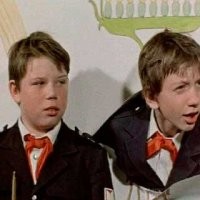 Мужчине надоело слушать дрель соседа и он пробил ему дыру в стене