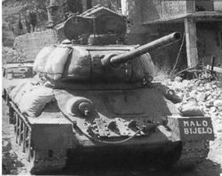 Т-34 воевал и после той войны почти во всех конфликтах , - от корейской войны и до войны на Балканах 1991- 1997 гг. 
 Т-34-85 в разное время состояли на вооружении в Австрии, Албании, Алжире, Анголе, Афганистане, Бангладеш, Болгарии, Венгрии, Вьетнаме, Гане, Гвинее, Гвинее-Биссау, ГДР, Египте, Израиле (трофейные египетские),Ираке, Кипре, Китае, КНДР, Конго, Кубе, Лаосе, Ливане, Ливии, Мали, Мозамбике, Монголии, Польше, Румынии, Северном Йемене, Сирии, Сомали, Судане, Того, Уганде, Чехословакии, Экваториальной Гвинее, Эфиопии, ЮАР (трофейные ангольские), Югославии, Южном Йемене. По состоянию на 1996 год танки этого типа еще имелись в армиях Кубы (400 единиц, в основном в береговой обороне), Албании (70), Боснии и Герцеговины, Хорватии, Анголы (58), Гвинеи-Биссау (10), Мали (18), Афганистана и Вьетнама.
Есть данные, что в процессе эксплуатации изношенные двигатели В-34-М11 заменялись на В-54. Также от танков серии Т-54\Т-55 заимствовались опорные катки и
гусеничные цепи. В совокупности с хорошим техническим обслуживаем  большая часть “тридцатьчетверок” дожила до начала 1990-х гг. во вполне приличном состоянии.
Так , в балканском конфликте , танки , которым на тот момент было уже более полувека , при умелом применении показали себя с хорошей стороны. Например, в ходе боя с сербскими войсками танк с надписью "MALO BIJELO" выдержал два попадания ПТУР "Малютка", что не помешало экипажу этой “тридцатьчетверки” уничтожить два бронеавтомобиля, один грузовик и один Т-55. Слабость бортовой брони старых танков хорваты пытались компенсировать навешиванием на борта башни и корпуса мешков с песком. Только после 1997 -го года хорватские Т-34 были сняты с вооружения и частично разделаны на металл. 
Он до сих пор воюет: в Йемене , в Сирии , так что последний бой Т-34 ещё не закончен .