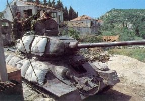 Т-34 воевал и после той войны почти во всех конфликтах , - от корейской войны и до войны на Балканах 1991- 1997 гг. 
 Т-34-85 в разное время состояли на вооружении в Австрии, Албании, Алжире, Анголе, Афганистане, Бангладеш, Болгарии, Венгрии, Вьетнаме, Гане, Гвинее, Гвинее-Биссау, ГДР, Египте, Израиле (трофейные египетские),Ираке, Кипре, Китае, КНДР, Конго, Кубе, Лаосе, Ливане, Ливии, Мали, Мозамбике, Монголии, Польше, Румынии, Северном Йемене, Сирии, Сомали, Судане, Того, Уганде, Чехословакии, Экваториальной Гвинее, Эфиопии, ЮАР (трофейные ангольские), Югославии, Южном Йемене. По состоянию на 1996 год танки этого типа еще имелись в армиях Кубы (400 единиц, в основном в береговой обороне), Албании (70), Боснии и Герцеговины, Хорватии, Анголы (58), Гвинеи-Биссау (10), Мали (18), Афганистана и Вьетнама.
Есть данные, что в процессе эксплуатации изношенные двигатели В-34-М11 заменялись на В-54. Также от танков серии Т-54\Т-55 заимствовались опорные катки и
гусеничные цепи. В совокупности с хорошим техническим обслуживаем  большая часть “тридцатьчетверок” дожила до начала 1990-х гг. во вполне приличном состоянии.
Так , в балканском конфликте , танки , которым на тот момент было уже более полувека , при умелом применении показали себя с хорошей стороны. Например, в ходе боя с сербскими войсками танк с надписью "MALO BIJELO" выдержал два попадания ПТУР "Малютка", что не помешало экипажу этой “тридцатьчетверки” уничтожить два бронеавтомобиля, один грузовик и один Т-55. Слабость бортовой брони старых танков хорваты пытались компенсировать навешиванием на борта башни и корпуса мешков с песком. Только после 1997 -го года хорватские Т-34 были сняты с вооружения и частично разделаны на металл. 
Он до сих пор воюет: в Йемене , в Сирии , так что последний бой Т-34 ещё не закончен .