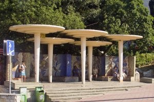 В Массандре была остановка Дружба, тоже красивая, большая мозаика,  снесли ее, а на месте поставили магазин.