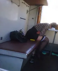 А трусы зачем сняла? Проветривание....