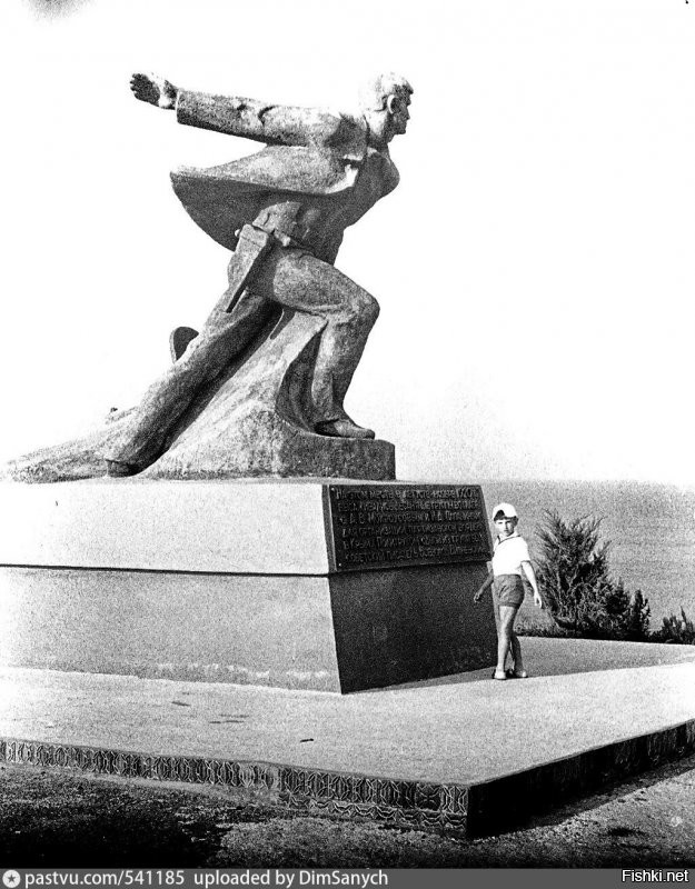 памятник десанту мокроусова, только там не с гранатой, с пулеметом... а снесли какие-то подонки в середине 90-х, при полном попустительстве местных властей...