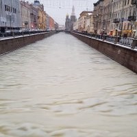 Редкое явление «снежура» заметили на реке в Петербурге