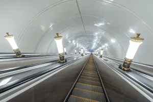 Современный металлический эскалатор и классические светильники как то странно смотрятся. Неужели нельзя сделать эскалатор «под дерево» чтобы он выглядел более уместно? Ладно натуральное дерево или шпон - пожароопасно, но какую-то пленку или пластик имитирующий дерево… Смотрелось бы намного лучше