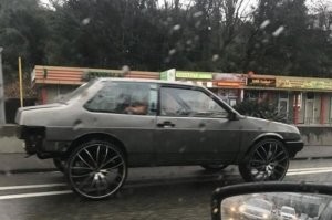 Интересно, на этом фото автора только размер колес смутил?)))))))