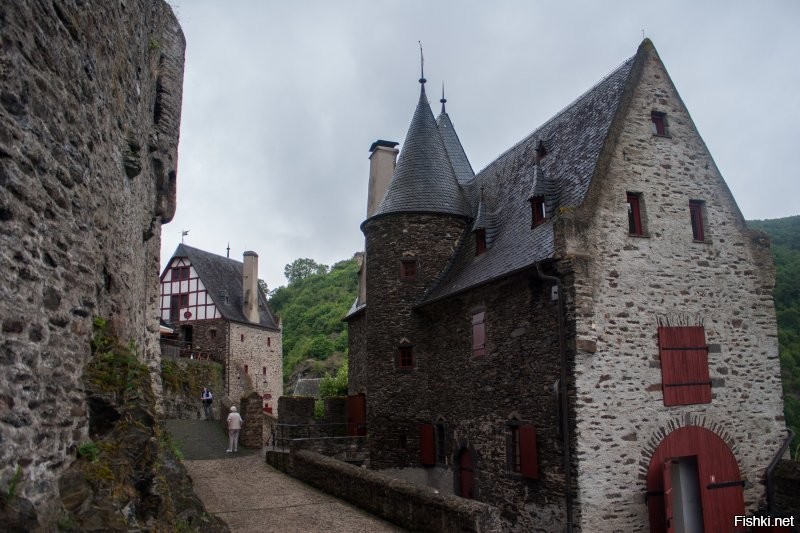 Внутри стен