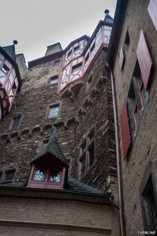 Внутри стен