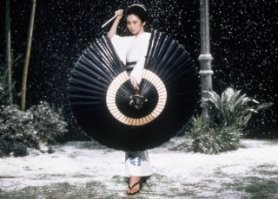 "Новая волна популярности пришла к ней благодаря включению двух её песен в саундтреки к фильмам «Убить Билла» и «Убить Билла 2»"
Ну, там почти весь фильм посвящен ей и ее фильмам...