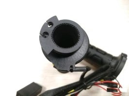 На любом практически. ) На картинке видно, одно отверстие трос для открытия дросселя, второе возвратное. Пружина же на дросселе.