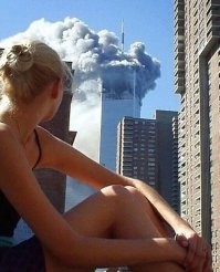 Отвлеклась  , судя по количеству дыма это случилось не пару секунд назад, так что точнее подойдет слово ПОЗИРОВАЛА