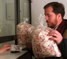 Я как то зарплату так получил, двумя пакетами, с ручками которые
Где то в начале 90-х, прямо перед тем, когда вышли первые купюры уже российские. Последние разы советскими рублями с Лениным. Пачки рублевых вообще не распечатывали, чтобы время не тратить на кассе, в те же времена единственный раз держал в руках "пачки пачек" с деньками 100 купюр в стандартных полосках банковских крест накрест и 10 таких пачек упакованы в бумагу и тоже лентой заклеены... 

PS Анекдот еще ходил.
Мужик с утра грузит в тележку трактора мешки с картошкой и уезжает на базар торговать. Вечером приезжает обратно и выкладывает мешки.
Жена мужика спрашивает:
- Что, не продал что ли?
- Продал все. Это деньги.