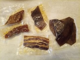 Если получился закал (твердая корка сверху), обычно когда быстро сушат, можно исправить, у кого есть вакууматор: засовываем в пакет, вакуумируем и в холодильник хотя на недельку.
Я вообще все мясо так вакуумирую, хранится долго (если надо), не сохнет, запах не выветривается и на вид -аж прозрачное становится
Попробуйте, кто не знал
