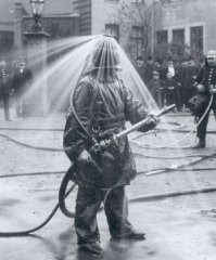 ". То есть борец с огнём находится в своего рода водяном ореоле. Не совсем понятно, почему от идеи отказались, ведь изобретение может спасти жизнь пожарного в случае экстренной ситуации."

Спрашивал, как-то, у знакомого пожарного по поводу этой фотографии. 

Фигня, сказал.