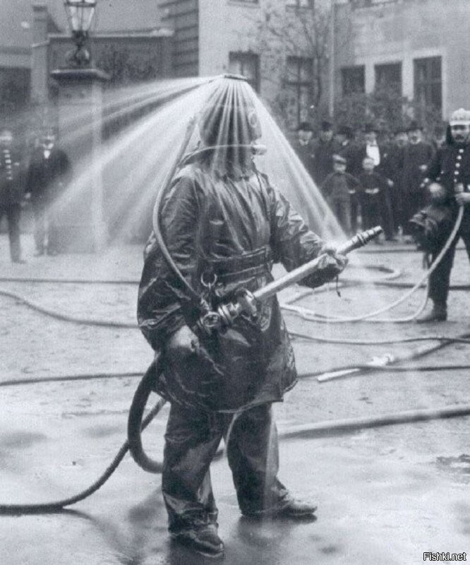 ". То есть борец с огнём находится в своего рода водяном ореоле. Не совсем понятно, почему от идеи отказались, ведь изобретение может спасти жизнь пожарного в случае экстренной ситуации."

Спрашивал, как-то, у знакомого пожарного по поводу этой фотографии. 

Фигня, сказал.