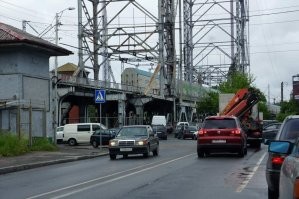 Там въезд на этот мост тот еще ребус, но местные привыкли. Из четырех рядов сначала в два, а потом в один на мост въезжают. Обычно друг друга по одному пропускают и все едет. Скорее всего конфликт там еще возник.