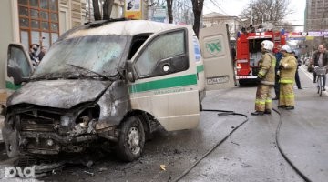 На фото где про "загнутые клапана", лошадь убита при эсеровском эксе.
Так что это скорее то, что на фото.