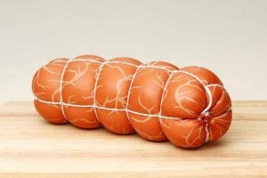 Про жиробасину улыбнуло, пленкой для стройности обмоталась, ещё бы бечевкой жиры свои перевязала, стройная была бы, как колбаса.