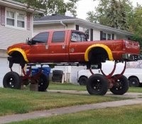 Во дворе стоит статуя, у статуи нет кардана)