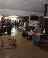 Ну фиг знает,стрёмно так в воде стоять.Это же Австралия.Там под водой какая угодно тварь может быть.