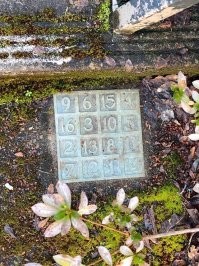Здесь в любую сторону складываются числа, равнение будет -34.
Только зачем?