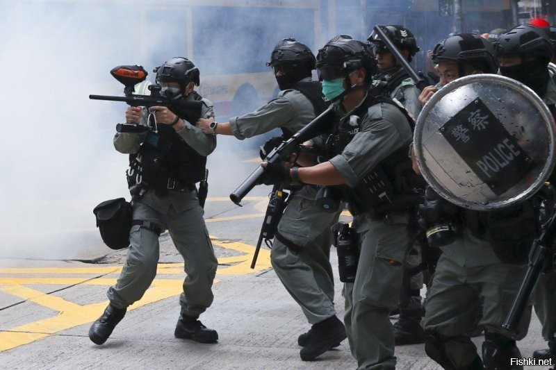 Это нелетальное полицейское оружие в Гонконге стреляющее шариками с перцовым газом. Фото выше было примером ангажированности СМИ следящих только за действиями полиции при беспорядках.
