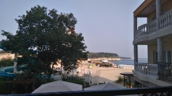 Ничего из етого не остало. Все просрали. Море - в бетон(там, где на фото Китен, сейчас - гостиниц). Бежим в Греции отдыхать или где-нибудь, где мало людей на пляжах. Индустрия, сельхозяйство - кануло в прошлом. И люди изменились, волком смотрят..
Китен выглядит сейчас так. Мавзолея тоже давно уже нет. А про то, кто и как предавал... Политики всегда придурки.