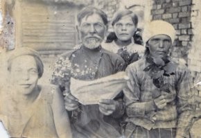 А мне всего 36, однако в одном из семейных альбомов, который лежал у моих бабки с дедом в их деревенском доме в Рязанской области (дед оттуда, он в начале 30х родился , бабка из под Тулы, она лет на 10 была старше)были вот такие фото. На первом моя бабушка вторая справа, ее родитеи и брат, довоенная фотка. А вот на других видимо дедова родня, но спросить уже не у кого. Но они точно показывают, что фотографии в те времена вполне себе были в провинции.