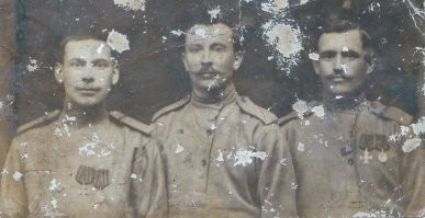 А мне всего 36, однако в одном из семейных альбомов, который лежал у моих бабки с дедом в их деревенском доме в Рязанской области (дед оттуда, он в начале 30х родился , бабка из под Тулы, она лет на 10 была старше)были вот такие фото. На первом моя бабушка вторая справа, ее родитеи и брат, довоенная фотка. А вот на других видимо дедова родня, но спросить уже не у кого. Но они точно показывают, что фотографии в те времена вполне себе были в провинции.