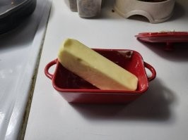 Предполагалось, что сюда поместится половинка пачки масла, если разрезать поперек, а не вдоль.