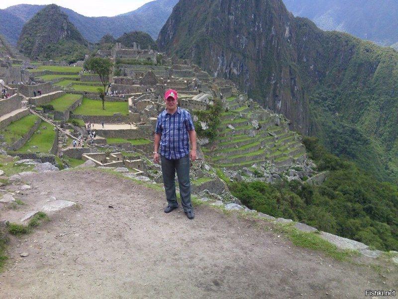 Был в 34,5 странах. Самая тяжелая точка путешествия это Мачу-Пикчу в Перу. Туда добраться, это как путешествие на другую сторону луны. Прилетели в г. Куско, 3500 м над уровнем моря, дышать тяжело, спать невозможно - задыхаешься. От Куско до Мачу-Пикчу в одну сторону 5 часов и через перевал 4.180 м. - там вааще жопа, даже пъезо зажигалки не работают.  В отеле всегда стоит бесплатный баллон с кислородом и чай из коки для туристов.  Листья коки сушеные лежат в тарелочках на улице возле магазинов и отелей, бери кому надо. 4-5 листьев жуёшь, это как слабый тоник для организма. Леденцы из коки, суп из коки - это все в порядке вещей и законно.  У местного гида Рауля спросили, сколько нужно выпить чашек чая чтобы вставило - он достал калькулятор, что-то считал и сказал примерно 200.  Если есть деньги и желание - рекомендую, однако поездка туда довольно тяжёлая, но впечатлений будет масса. Можно легально в ресторане заказать морскую свинку на вертеле. (национальное блюдо). Пы.Сы. Такой вкусной клубники как там я нигде не пробовал. Видимо играет роль высота и состав почвы. Клубника, которую мы едим тут в РФ - это ботва. Огурцы и помидоры лучше не заказывать, они тупо пресные. По деньгам, если с комфортом - $10.000 с учетом бронирования и организации всего процесса за 6 месяцев и без бизнес класса в самолете.