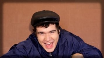 Ах-ха -ха епта! Он ее за сисяндры взял!!!