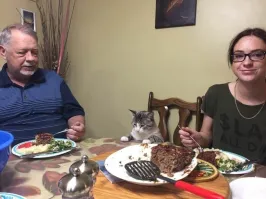 Эй люди! Пошто котейку обижаете? За стол позвали, тарелку не поставили.