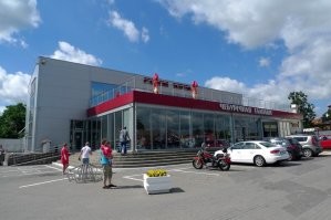 в Калининграде чебуречная Талпаки уже культовое место)))) быть в Калининграде и не побывать в чебуречной, равносильно что не съездить на море)))  начиналось все с ларька и перекуса на улице или на капоте машины)) а теперь целый дворец отстроен!