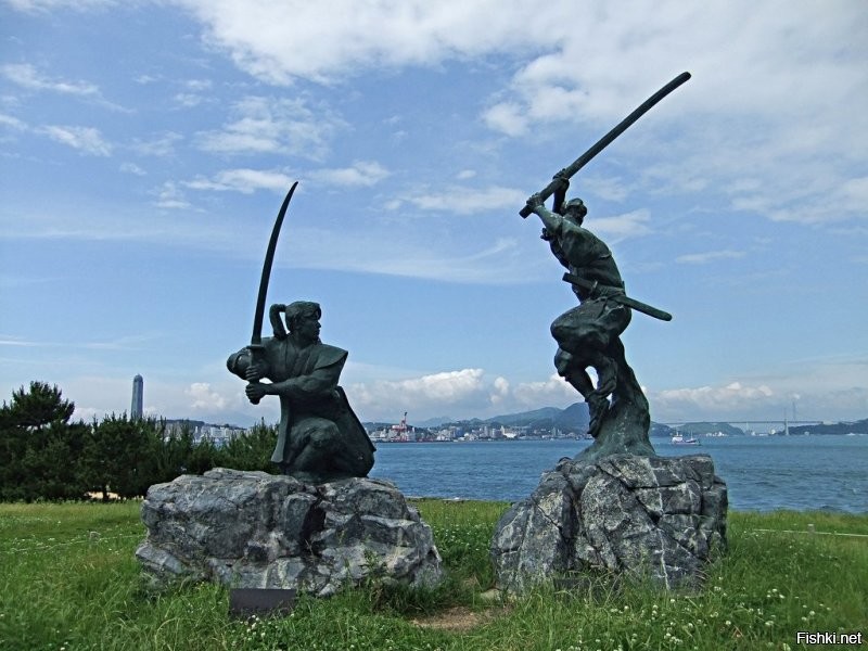 Одна из самых нелепых, но в то же время эпохальных дуэлей всех времён и народов произошла 13 апреля 1612 года на острове Ганрюдзима между ронином Миямото Мусаси и самураем Сасаки Кодзиро. За подробностями добро пожаловать в википедию, а здесь же для краткости опишу общую диспозицию: Мусаси -- бомж бомжом, без роду и племени, но с выдающимися способностями к фехтованию. Разработал собственную методику боя двумя мечами, но вообще отдавал предпочтение деревянному мечу боккэну. Летопись утверждает, что свою первую победу в поединке он одержал в 13 лет, фактически забив здоровенного самурая палкой. Получил прозвище "Святой меч" и уважение как мастера-фехтовальщика, что никак не вязалось с его образом жизни. Слонялся по городам и весям в поисках приключений, пока однажды не вызвал на дуэль самурая Сасаки Кодзиро -- тоже опытного фехтовальщика, служившего при дворе местного властителя.
Дуэль назначили на острове. Кодзиро со свитой прибыл туда заранее, всё обставил как положено, но в назначенный час Мусаси не явился на остров. Как выяснилось позже, он просто проспал после жуткой попойки накануне. Кое как его растолкали и погрузили в лодку где он, уже по пути на остров, понял, что забыл свой меч. Попросив у лодочника запасное весло Мусаси при помощи кинжала-вакидзаси выстругал  некое подобие меча и с ним в руках прибыл на берег острова. Он и так был с жесточайшего бодуна, а после качки в лодке нетрудно представить, как он себя чувствовал. Кодзиро к тому времени рассвирипел уже окончательно и увидев противника кинулся к нему, начихав на весь этикет. Как потом утверждали свидетели, он успел совершить только один выпад. Мусаси увернулся и от всей души охреначил благородного самурая веслом по голове, отчего тот скончался на месте. Клинок Кодзиро успел только рассечь пояс Мусаси, и с него свалились штаны, хотя он этого даже не заметил. К удивлению секундантов содеянное очень опечалило ронина: он пробормотал что-то наподобие "эх, такого воина не сберегли" и поплёлся обратно к лодке качаясь и сверкая голым задом.

На острове ныне установлен памятник этой дуэли, а сама история много раз обыгрывалась в фильмах.