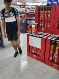 В 19-м был на кипре, там купил ребёнку пачку принглс метровую, в общем там труба картонная, в которой всунуты 3 банки обычные.