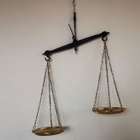 Весы рычажные видел? Доллар опускается, цены поднимаются...