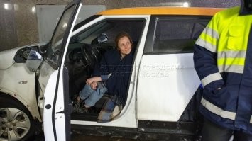 - Права дома забыла, а хрен с ним поеду на метро - подумала она.