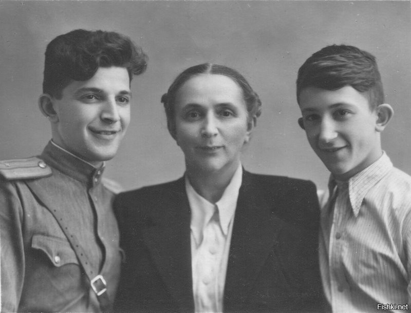 АНС и БНС с матерью. Ленинград, 1948 г.