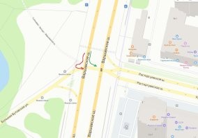 Я не знаю что там в Питере, но точно знаю что происходит на перекрестке Варшавки и Расторгуевки. 
Если посмотрите на фото то там есть поворот по зеленой стрелке. Он официальный и на светофоре есть секция стрелка влево. 
Но постоянно находятся пида... персонажи которые едут по красной стрелке. Примерно так же как в видео.
