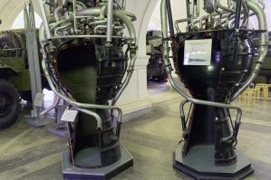 Действительно двигатель РД-100, созданный для ракеты Р-1, является копией немецкого двигателя, только изготовленного из отечественных материалов и по отечественной технологии. РД-101 и РД-103 для ракет Р-2 и Р-5М соответственно созданы в результате усовершенствования РД-100: применения горючего большей концентрации, форсирования рабочих параметров и т. д. Изменения претерпели многие системы и элементы ЖРД.
Следующее поколение двигателей были полностью отечественными разработками.
В 1954-1957 гг. были разработаны четырёхкамерные кислородно-керосиновые двигатели РД-107 и РД-108 для первой и второй ступеней РН «Восток», с помощью которой был осуществлён запуск первого искусственного спутника Земли, а также первый полёт человека в космос.

Фото двигателя ФАУ-2 и для сравнения РД-107