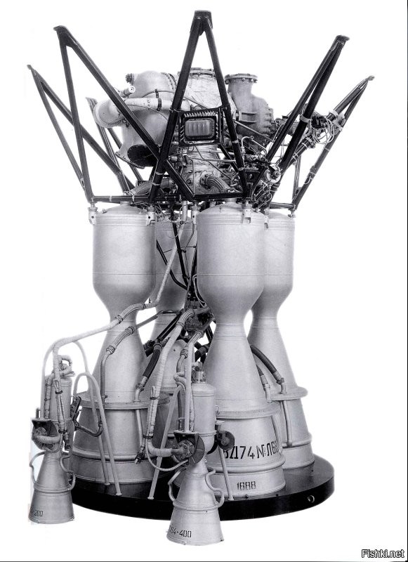 Действительно двигатель РД-100, созданный для ракеты Р-1, является копией немецкого двигателя, только изготовленного из отечественных материалов и по отечественной технологии. РД-101 и РД-103 для ракет Р-2 и Р-5М соответственно созданы в результате усовершенствования РД-100: применения горючего большей концентрации, форсирования рабочих параметров и т. д. Изменения претерпели многие системы и элементы ЖРД.
Следующее поколение двигателей были полностью отечественными разработками.
В 1954-1957 гг. были разработаны четырёхкамерные кислородно-керосиновые двигатели РД-107 и РД-108 для первой и второй ступеней РН «Восток», с помощью которой был осуществлён запуск первого искусственного спутника Земли, а также первый полёт человека в космос.

Фото двигателя ФАУ-2 и для сравнения РД-107